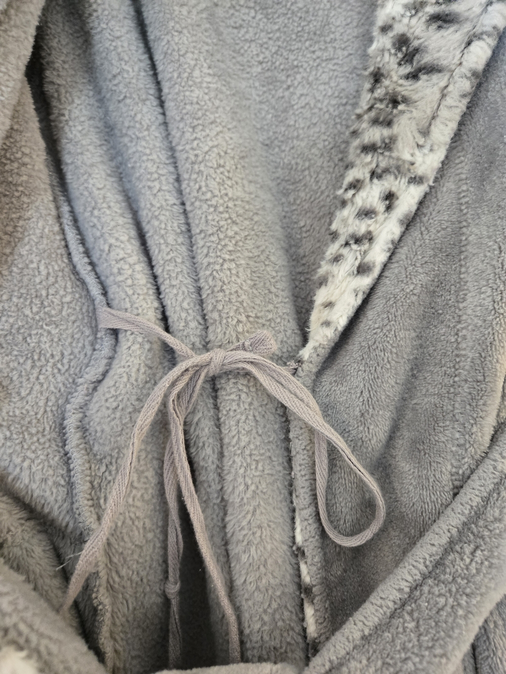 Natori Light Gray Plush Robe with Spotted Trim - Picture 3 of 12